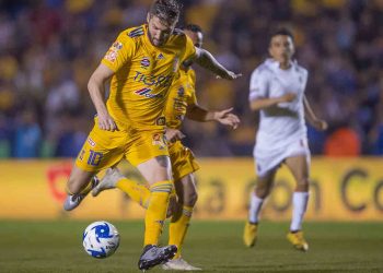 Tigres golean 3-0 a las Chivas en el Universitario