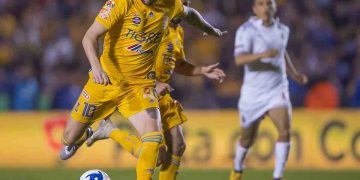 Tigres golean 3-0 a las Chivas en el Universitario