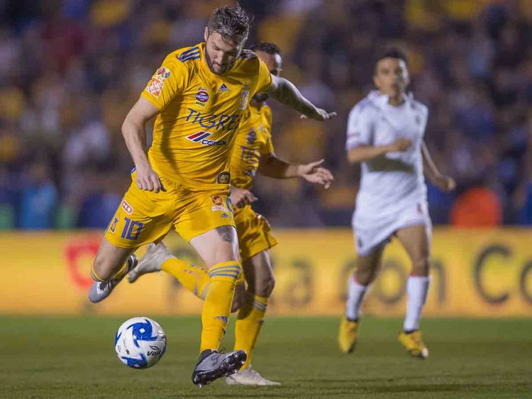 Tigres golean 3-0 a las Chivas en el Universitario