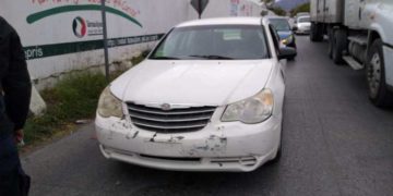 Se lesiona mujer en aparatoso choque