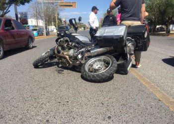 Chofer omite alto y es chocado por motocicleta