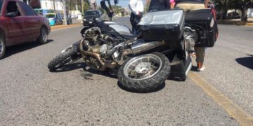 Chofer omite alto y es chocado por motocicleta