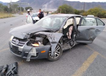 Auto es arrastrado por tráiler y pareja se salva de morir