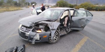 Auto es arrastrado por tráiler y pareja se salva de morir