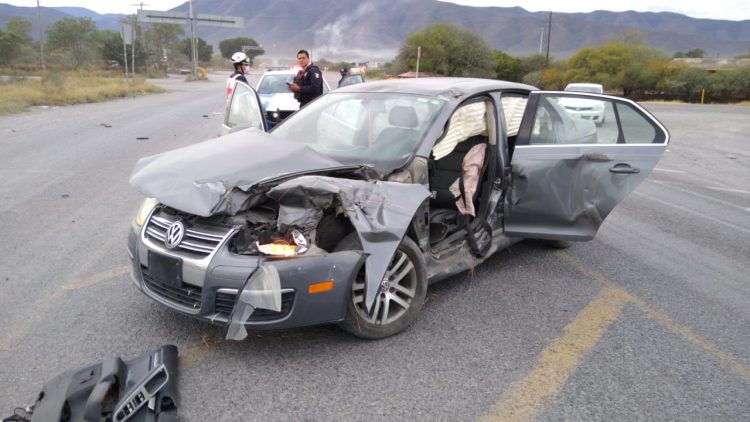 Auto es arrastrado por tráiler y pareja se salva de morir