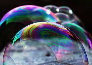 ¿Porque se forman esos colores en las burbujas?