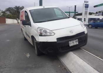 Camioneta se trepa a camellón tras ser impactada por otra