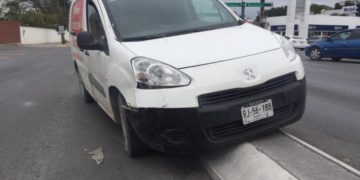 Camioneta se trepa a camellón tras ser impactada por otra