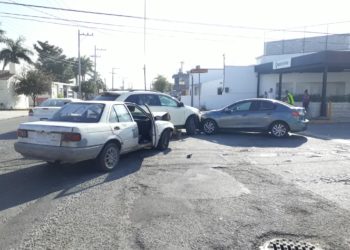 Aparatosa carambola vehicular ocasiona empleado