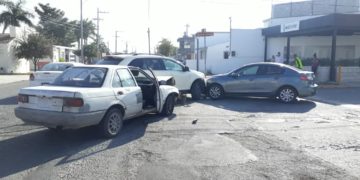 Aparatosa carambola vehicular ocasiona empleado