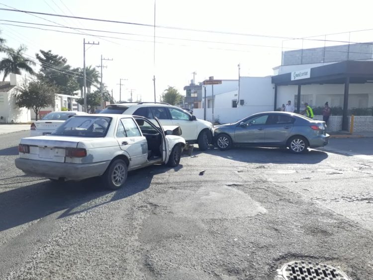 Aparatosa carambola vehicular ocasiona empleado