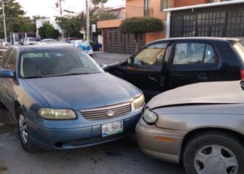 Se lesiona empleado al causar carambola vehicular