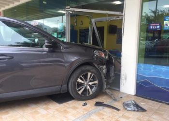 Camioneta se mete a negocio