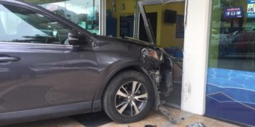 Camioneta se mete a negocio