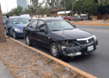 Omite chofer señal de alto y causa choque en “El Caracol”