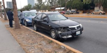 Omite chofer señal de alto y causa choque en “El Caracol”