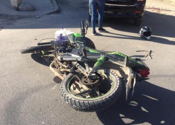 Se lesiona motociclista al chocar