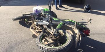 Se lesiona motociclista al chocar
