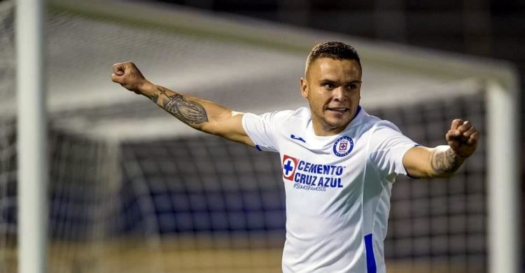 Se da triunfo del Cruz Azul en tiempo de compensación