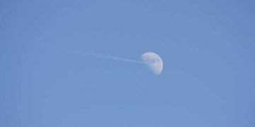 ¿Porqué a veces se ve la luna, aunque sea de día?