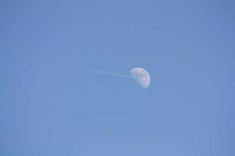 ¿Porqué a veces se ve la luna, aunque sea de día?