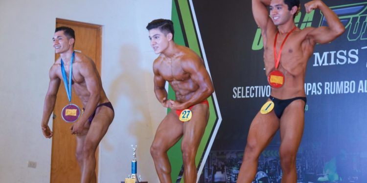 Lucen en la tarima de la Copa Fundador