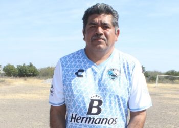 Homenaje a futbolista Gerardo Espinoza