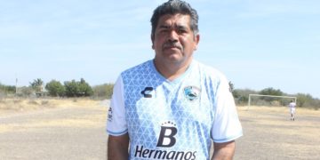 Homenaje a futbolista Gerardo Espinoza