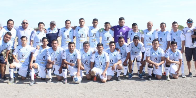 Homenaje a futbolista Gerardo Espinoza