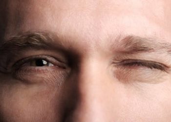 ¿Sabías que? Cada vez que parpadeas tu cerebro lo interpreta como una micro siesta…