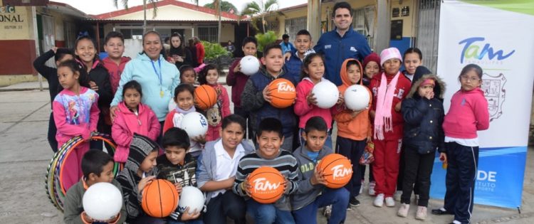 Entrega INDE material deportivo a escuelas primarias de Madero