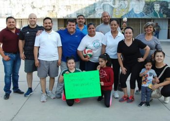 Juegan voleibol mixto en Secretaría de Educación