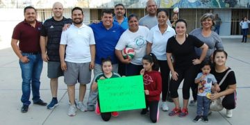 Juegan voleibol mixto en Secretaría de Educación