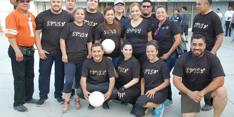 Juegan voleibol mixto en Secretaría de Educación