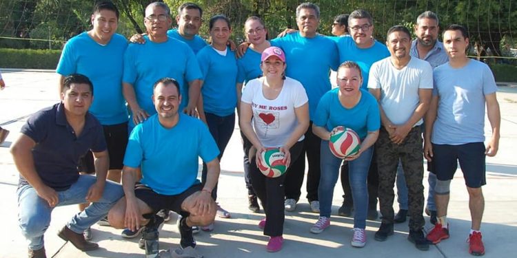 Juegan voleibol mixto en Secretaría de Educación