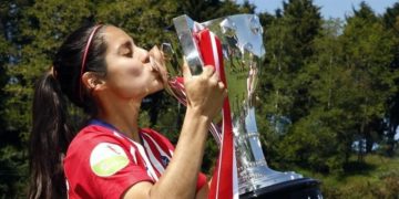 Premian a futbolista mexicana en España