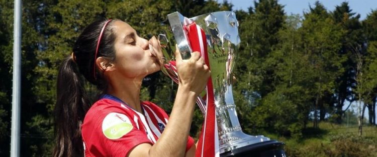 Premian a futbolista mexicana en España