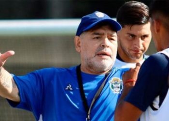 Tachan de leproso a Maradona