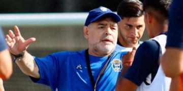 Tachan de leproso a Maradona