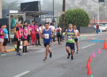 Ganan José Espinoza y Claudia Márquez Medio Maratón Tampico 2020
