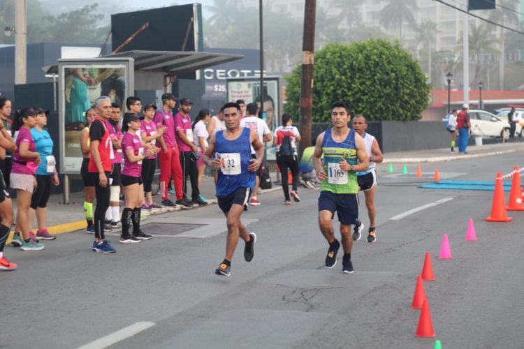 Ganan José Espinoza y Claudia Márquez Medio Maratón Tampico 2020