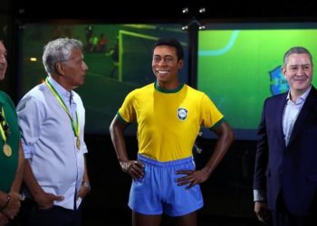 Recuerdan Mundial de Futbol México 70 con estatua de Pelé en Brasil