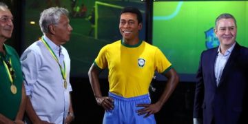 Recuerdan Mundial de Futbol México 70 con estatua de Pelé en Brasil