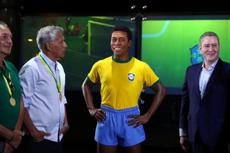 Recuerdan Mundial de Futbol México 70 con estatua de Pelé en Brasil