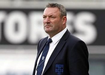 Renuncia técnico Ron por racismo