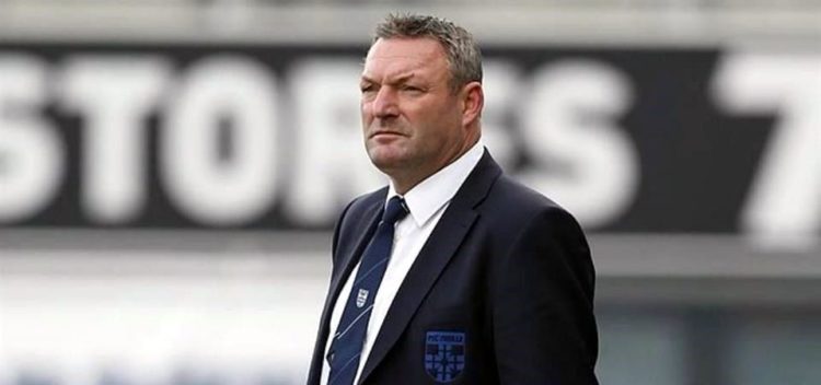 Renuncia técnico Ron por racismo