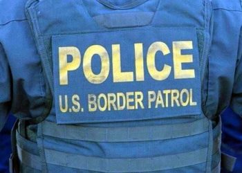 Cae trailero con 90 migrantes en Laredo