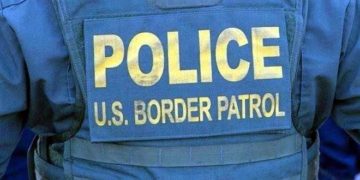 Cae trailero con 90 migrantes en Laredo