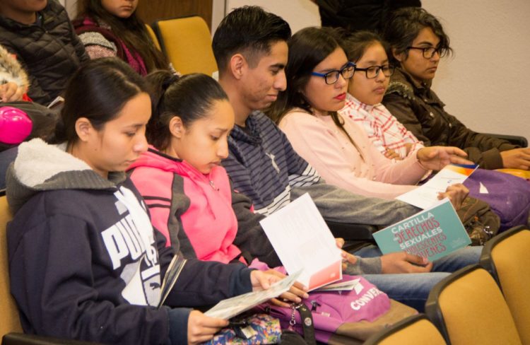 Imparten plática sobre prevención del embarazo a estudiantes de la UAT