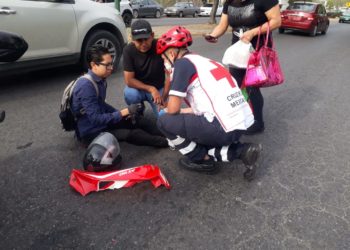 Estudiante herido al chocar motocicleta